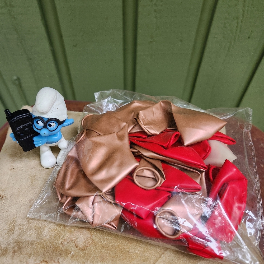 Outdoor Party Balloons in Red, Beige and Gold BN